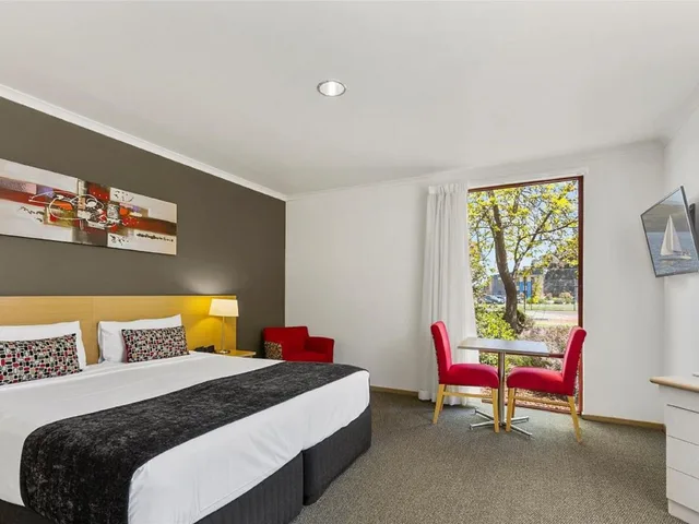 Spa, Suite, King Bed، Quality Inn & Suites Traralgon 2/4