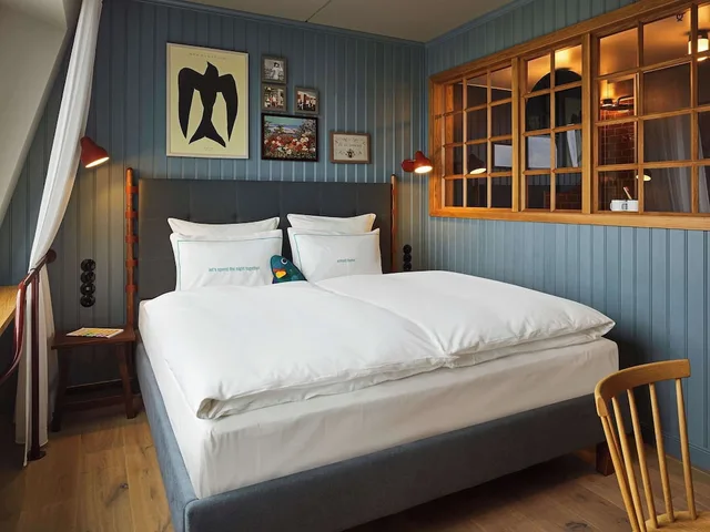 Room, King Bed, Private Garden, Large، 25hours Hotel Copenhagen Paper Island 2/6