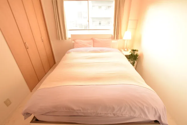 غرفة بسرير مزدوج مع أريكة، Yokoduna Hostel 1/6
