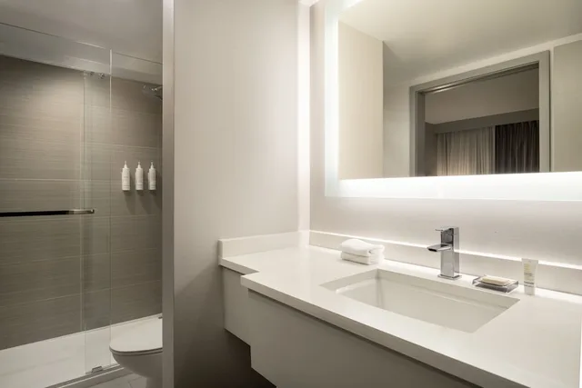 جناح بسرير كينج مع أريكة، Costa Mesa Marriott 4/4