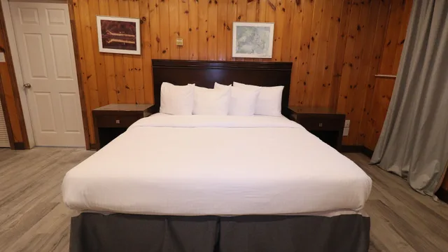 غرفة فاخرة بسرير كينج وسرير كوين بغرفتي نوم بحوض جاكوزي، Algonquin Lakeside Inn 2/2