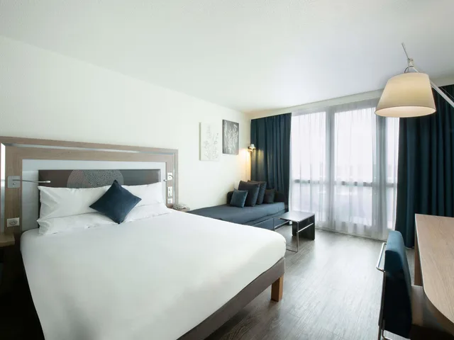Superior, Double Bed, Golf Course View, Sofa, Balcony، Novotel Senart Golf de Greenparc 2/10