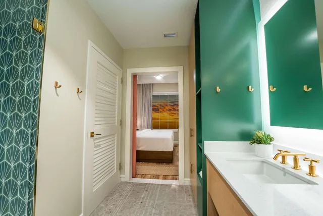 جناح ركني بسرير كينج بشرفة بغرفتين، Embassy Suites By Hilton Orlando Sunset Walk 3/5