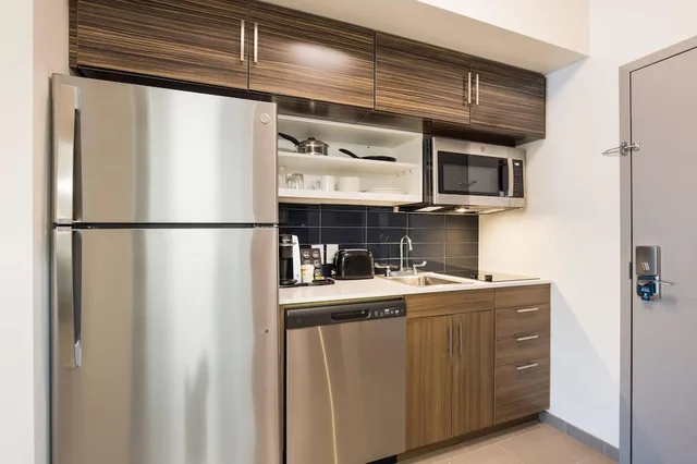جناح بسرير كينج مع أريكة بمطبخ صغير، MainStay Suites Gaylord 6/6