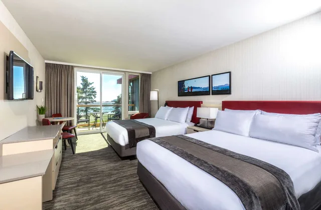 غرفة بسريرين كوين بإطلالة على البحر بشرفة، Best Western Plus Tin Wis Resort 1/1