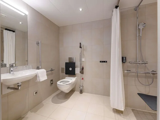 غرفة قياسية بسرير مزدوج لذوي الإعاقة، Novotel Wien Hauptbahnhof 4/5
