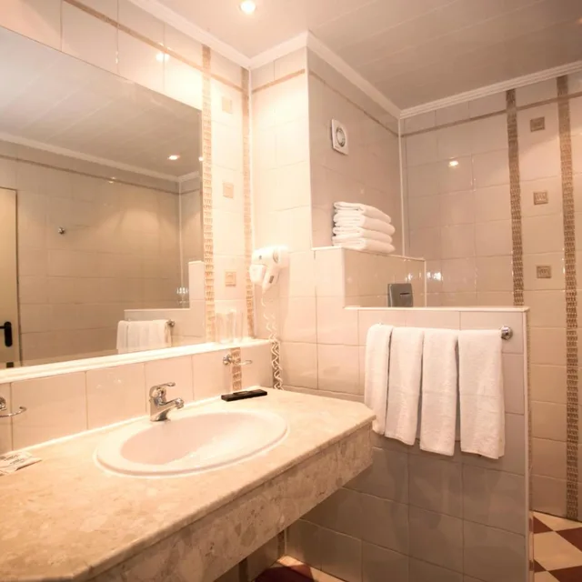 شقة بإطلالة على البحر بغرفتي نوم، Royal Bay 9/10
