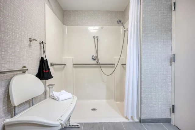 غرفة بسرير كوين لذوي الإعاقة، Hampton Inn Janesville 7/7