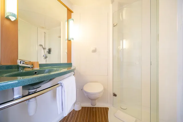 غرفة بسرير مزدوج وسرير فردي، B&B Hotel Calais Terminal City of Europe 3 2/3