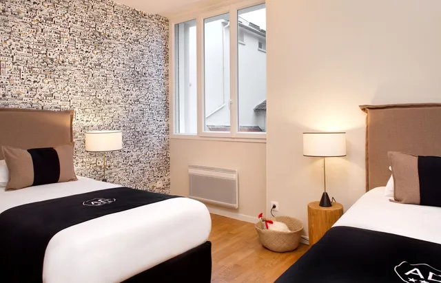 شقة بسريرين منفصلين وسرير كوين بغرفتي نوم مع أريكة، Appartements Des Ducs 1/2