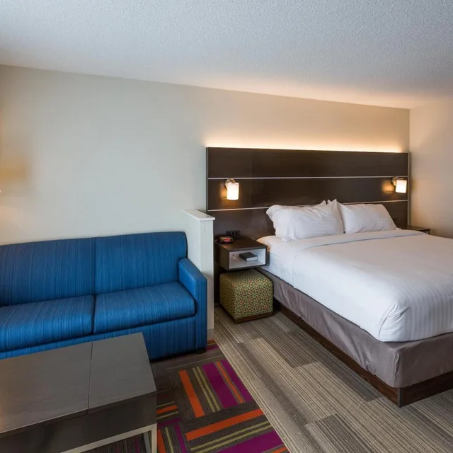 جناح بسرير كينج مع أريكة، Holiday Inn Express Hotel And Suites Reading 6/9