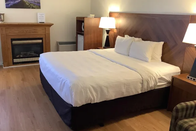 جناح استوديو بسرير كينج بإطلالة على النهر، Ramada by Wyndham Arnprior 4/6