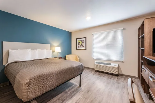 غرفة قياسية بسرير كوين، WoodSpring Suites Linden 1/3