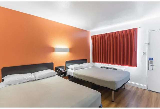 2 Full Beds Smoking, Micfridge، Motel6 Pensacola, FL - West 2/9