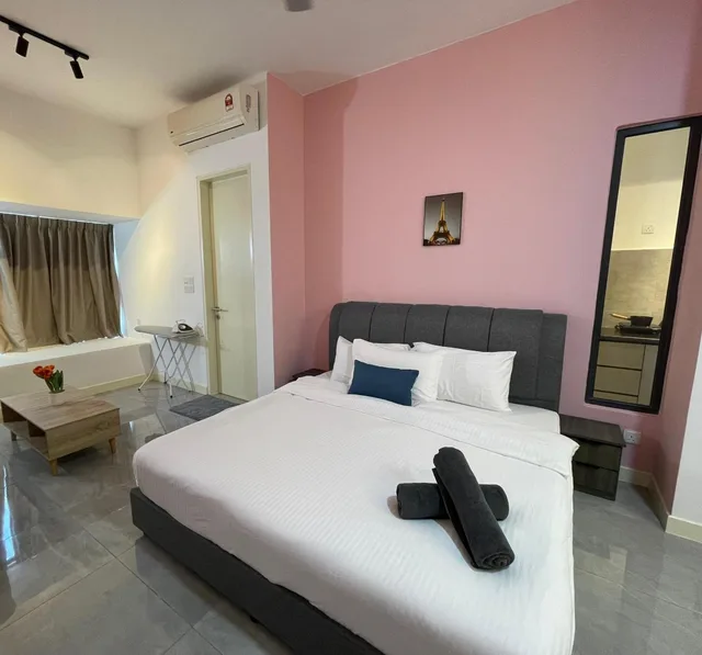 Couple, King Bed، imperio residences by lets stay 1/2