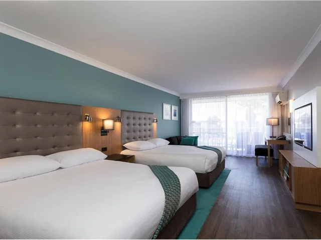 Premium Double Room + Entry to 4 Theme Parks + Twin Pack of Wine، SEA WORLD RESORT 2/4