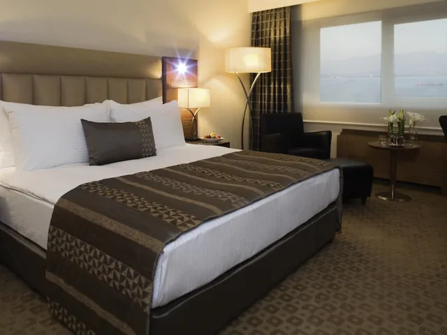 Superior, King Bed, Partial Sea View, Movenpick Hotel Izmir 3/7