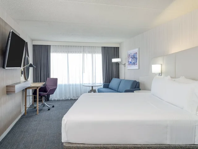 غرفة قياسية بسرير كينج مع أريكة، Crowne Plaza Indianapolis Airport 1/6