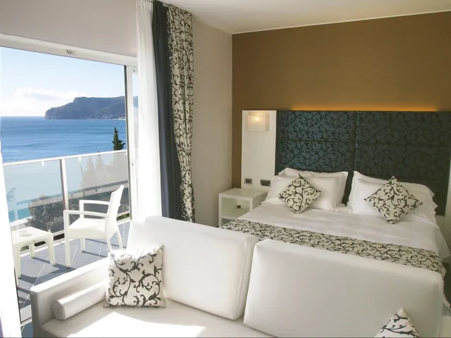 غرفة سوبيريور بسرير كينج بإطلالة على البحر بشرفة مع أريكة، Best Western Hotel Acqua Novel 2/6