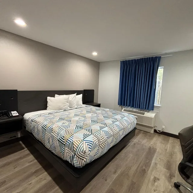 غرفة بسرير كينج للمدخنين، Motel6 Sulphur, LA 6/10