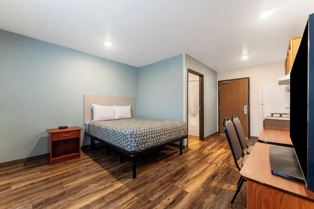 Room, Queen Bed, Bathtub, Accessible, WoodSpring Suites Austin North I-35 3/5