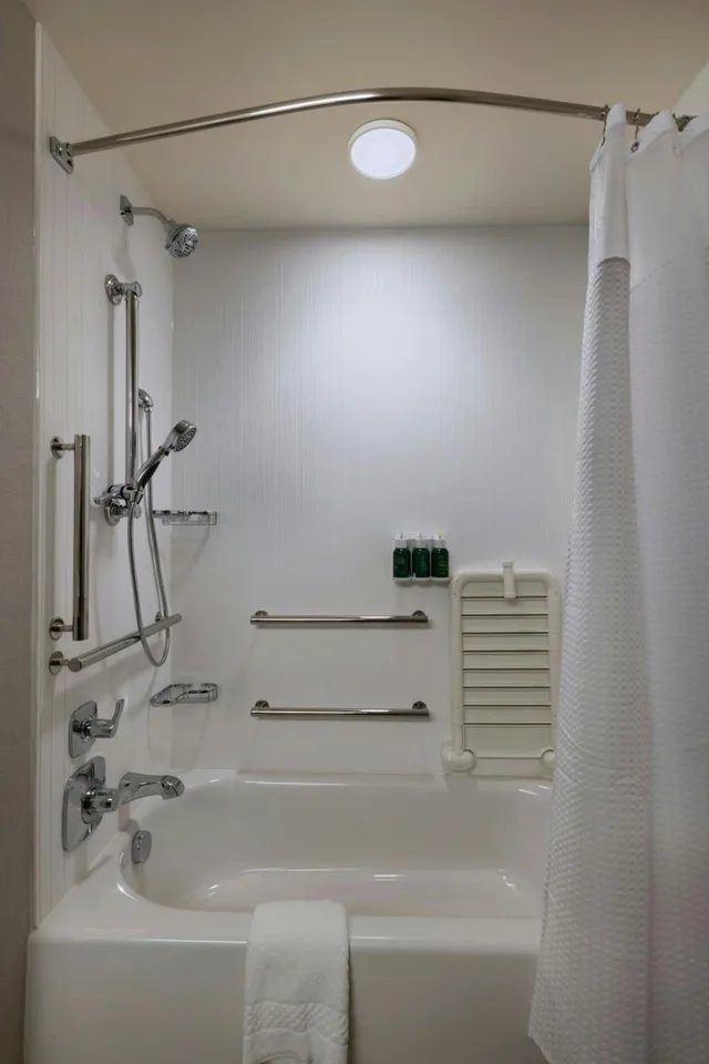 غرفة بسرير كينج مع أريكة، Courtyard St. Louis Brentwood 9/20