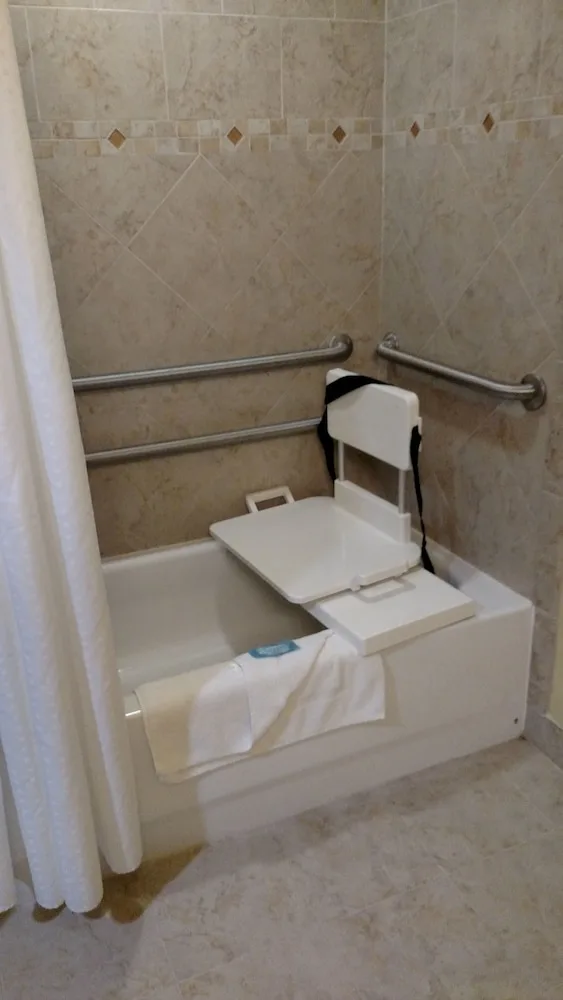جناح بسريرين كوين لذوي الإعاقة، Holiday Inn Express Hotel And Suites Perry 6/6