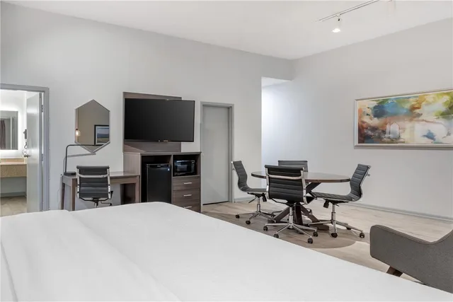 غرفة كبيرة بسرير كينج مع أريكة، Best Western Hickory 1/1