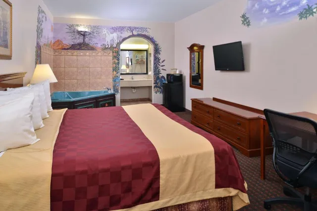 غرفة بسرير كينج بحوض جاكوزي، Americas Best Value Inn And Suites San Benito 1/4