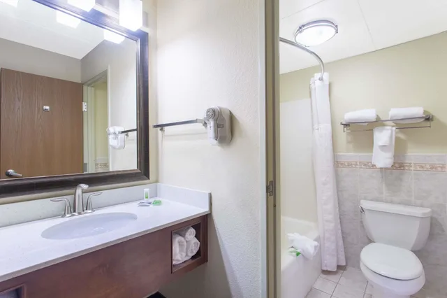 غرفة قياسية بسريرين كوين، AmericInn by Wyndham Sheboygan 2/2