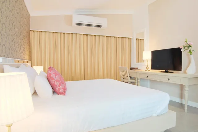 جناح تنفيذي بسرير كوين، The Raya Surawong Bangkok 3/6