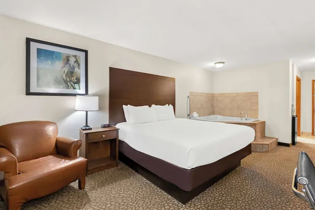 غرفة قياسية بسرير كينج بحوض جاكوزي، Best Western George West Executive Inn 1/6