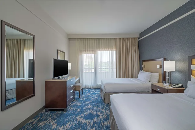 جناح بسريرين مزدوجين بشرفة مع أريكة، Embassy Suites Alexandria Old Town 1/4