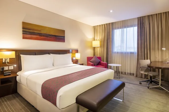 غرفة قياسية بسريرين منفصلين بإطلالة على المسبح، Holiday Inn Muscat al Seeb by IHG 4/8