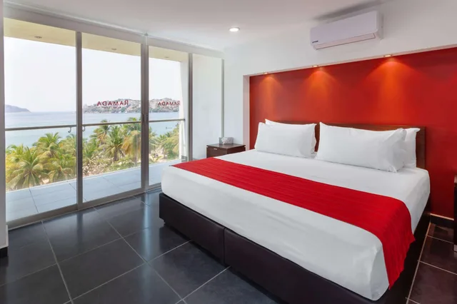 جناح جونيور بسريرين كوين بإطلالة على البحر، Ramada by Wyndham Acapulco Hotel and Suites 1/2