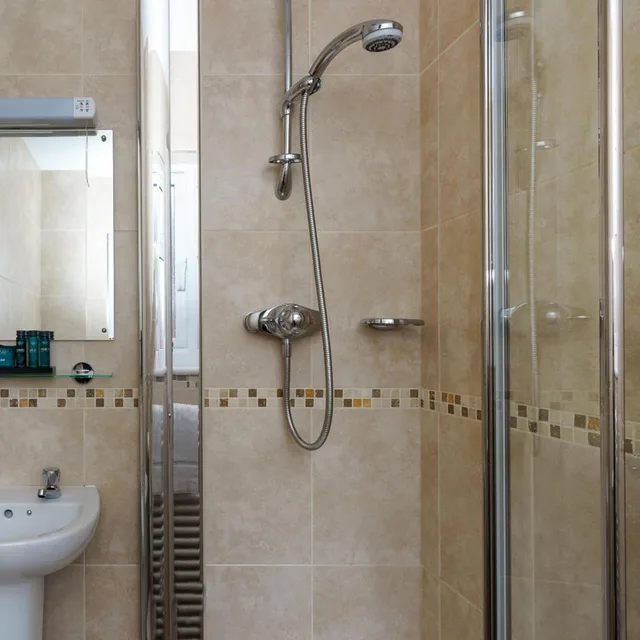 غرفة رباعية بحمام خاص، St Andrews Hotel B B 7/7