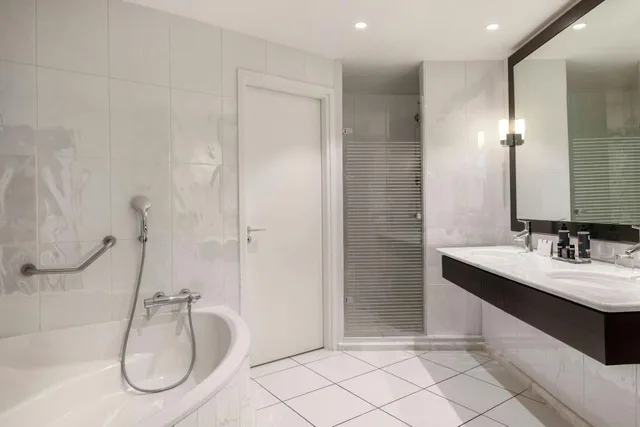 جناح ملكي بسرير كينج بشرفة بغرفة نوم واحدة، Lyon Marriott Hotel Cite Internationale 7/7