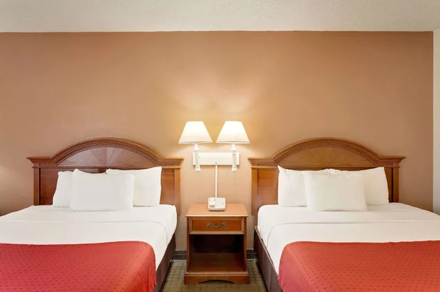 غرفة بسريرين كوين، Ramada By Wyndham Provo 4/6