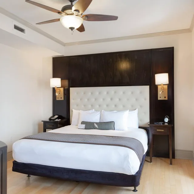 Suite, King Bed, Parlor, Sofa، Hotel Blackhawk Autograph Collection 1/2