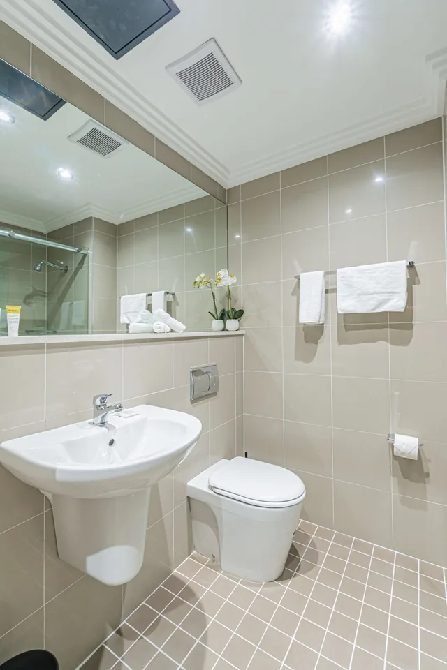 غرفة ديلوكس بسرير كوين بشرفة، Best Western Plus Camperdown Suites 6/8