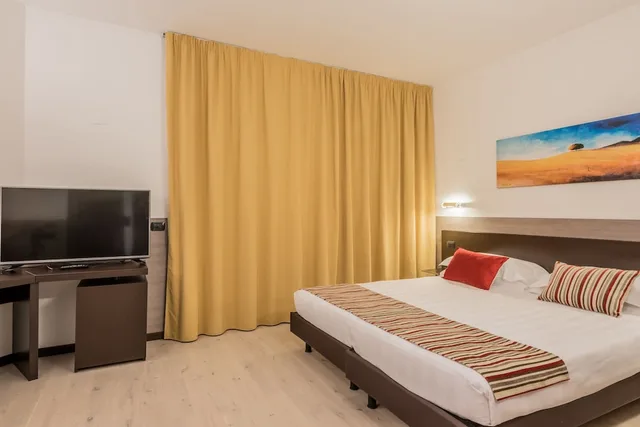 غرفة كومفورت بسرير كينج وسرير فردي، Continental Urban Art Hotel 2/3