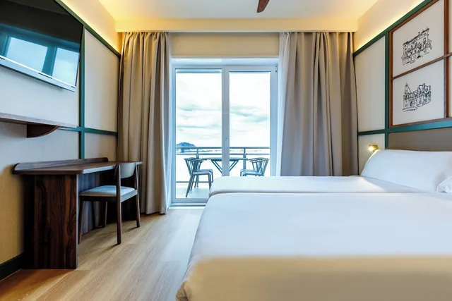 غرفة سوبيريور بسريرين منفصلين بإطلالة على البحر بشرفة، Petit Palace Tamarises 1/10