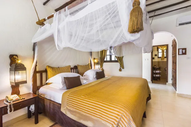 غرفة بسرير كوين، Breezes Beach Club & Spa 1/5
