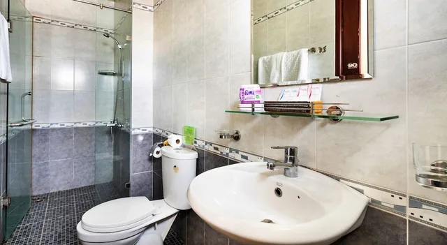 غرفة ديلوكس ثلاثية بسرير كوين وسرير فردي بإطلالة على المدينة، Vuong Quang Hotel 8/9