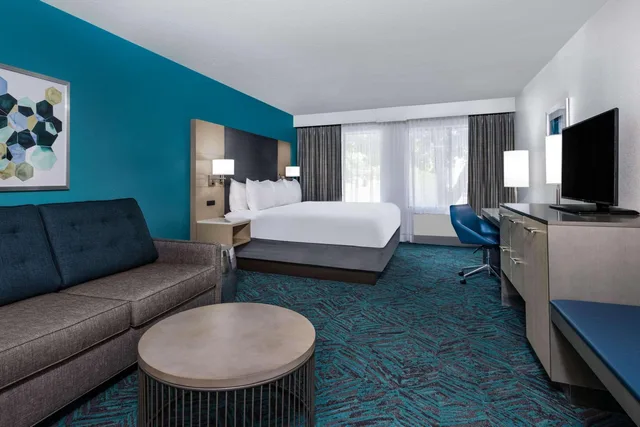 غرفة بريميوم بسرير كينج، Radisson Hotel Colorado Springs Airport 1/2