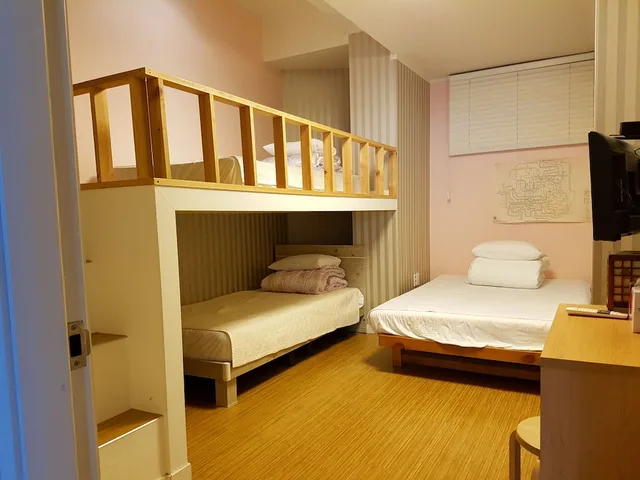 غرفة عائلية بسرير مزدوج وسريرين منفصلين، MAMA GUEST HOUSE 1/3