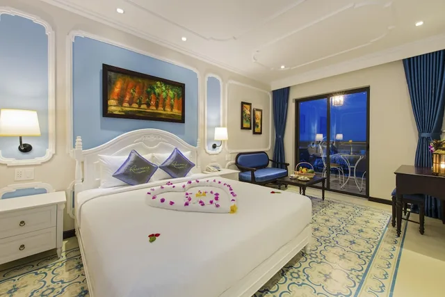 غرفة عائلية ثلاثية بسرير كينج وسرير فردي بإطلالة على المدينة بحوض استحمام، Hoi An Rosemary Boutique Hotel And Spa 1/10