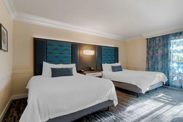 غرفة متصلة بسريرين كوين بحوض استحمام لذوي الإعاقة، Best Western Plus Novato Oaks Inn 1/2