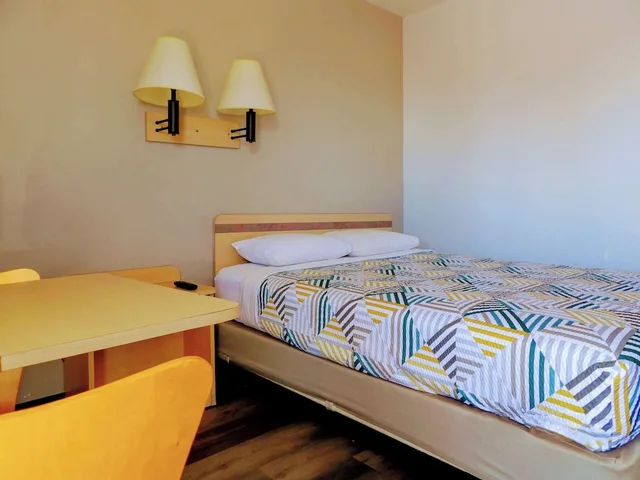 غرفة قياسية بسرير كوين للمدخنين، Motel6 Ontario, OR 1/3