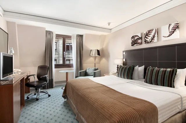 غرفة تنفيذية بسرير مزدوج مع دخول صالة النادي، Hilton Dresden 1/6